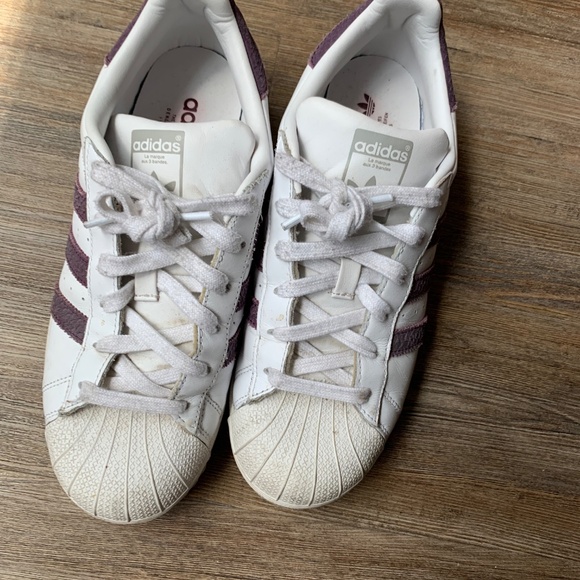 Adidas Superstar Sneakers with Burgundy trim size 9 - Picture 2 of 5